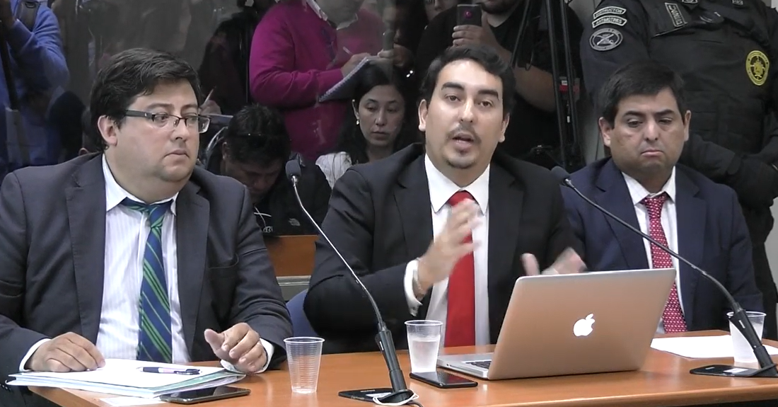 Formalización de John Cobin parte N°1 con sus primeros tres abogados liderados por Cristóbal Valenzuela con mucha prensa y gente golpeando el vidrio llamando a John Cobin asesino Nov 11 2019 thumbnail